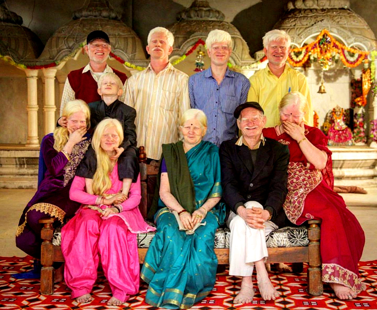 Первая семья в мире. Семья Пуллан. Индийская семья альбиносов. Большая семья альбиносов из Индии. Розитурай Пуллан.