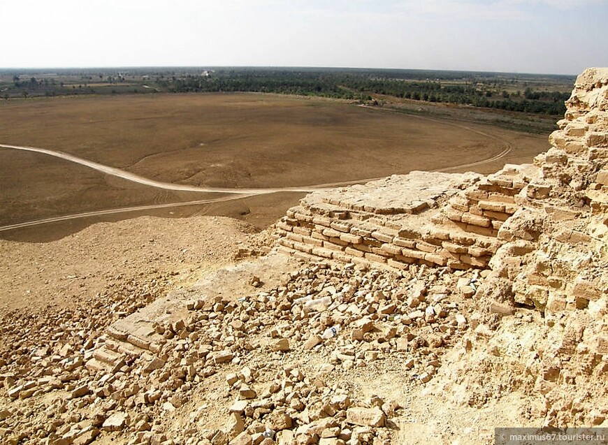 Зиккурат Бирс-Нимрут и мечеть, на месте которой родился Авраам
