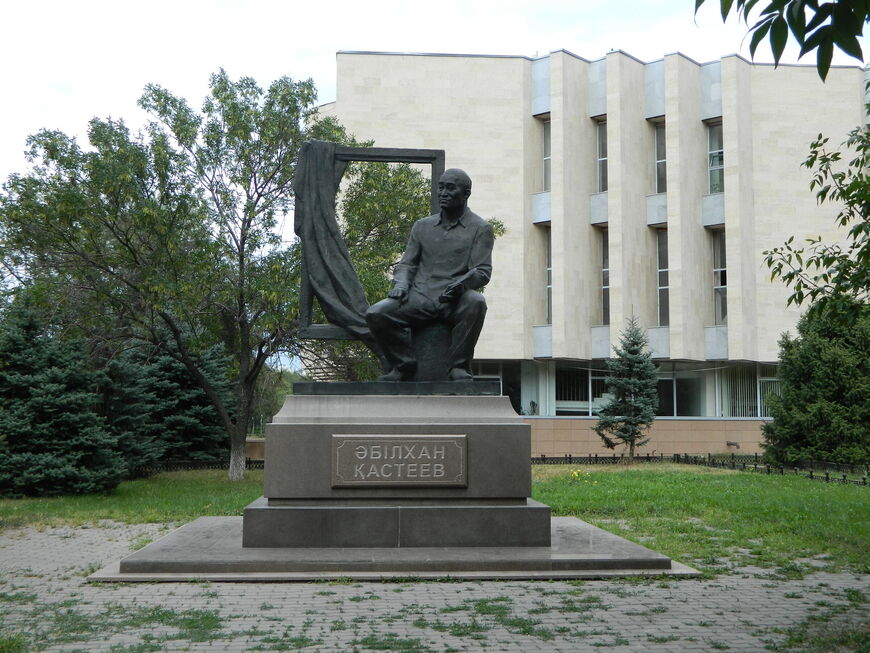 Памятник казахскому художнику Кастееву перед зданием музея искусств