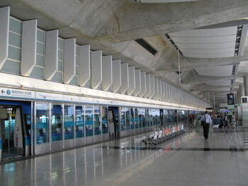 Работа аэропорта Гонконга ограничена в связи с беспорядками