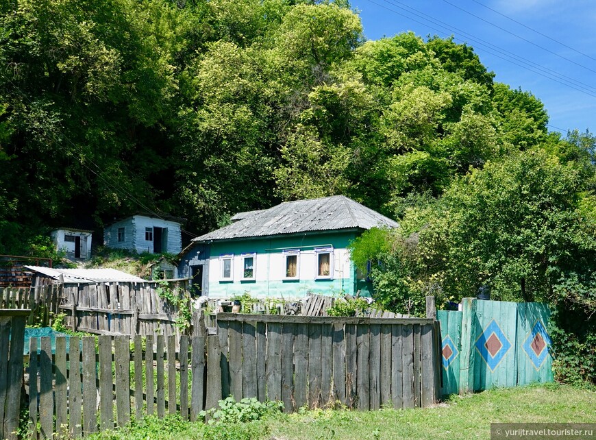 Типичный дом в сельской глубинке Черниговщины. Скорее всего это постройка начала 20 века