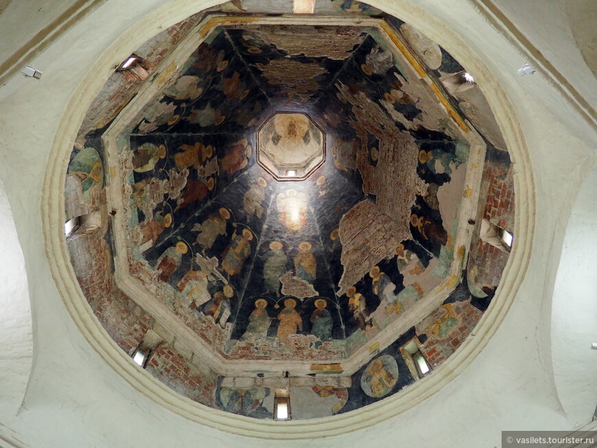 Внутренний купол Покровской церкви с уникальными фресками. Иван Грозный повелел расписать купол фигурами на черном фоне. По мнению царя именно так выглядит  борьбы светлого и темного в человеческой жизни