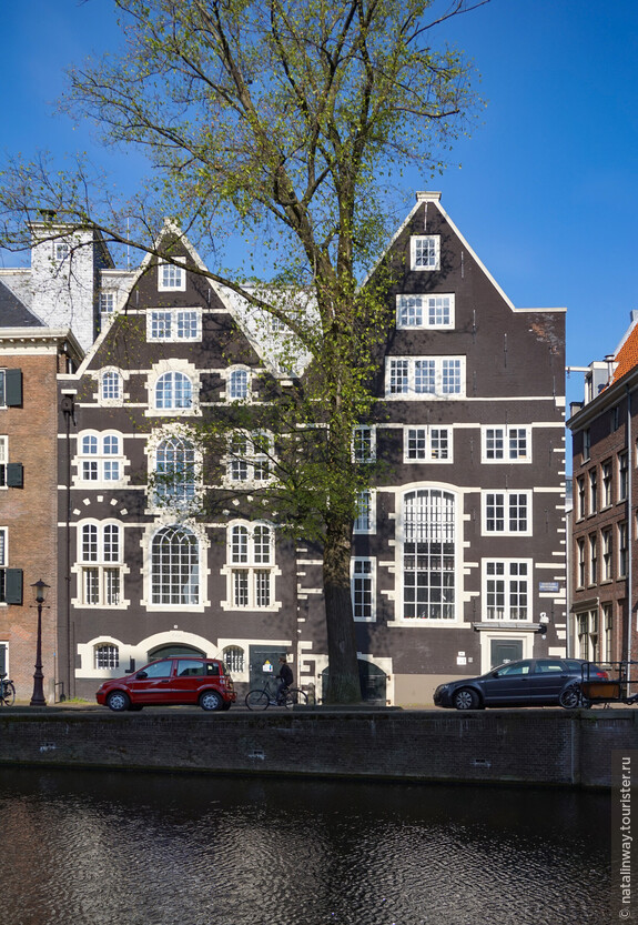 Фасады жилых домов, расположенных вдоль каналов,  часто имеют лишь  по три окна. 
