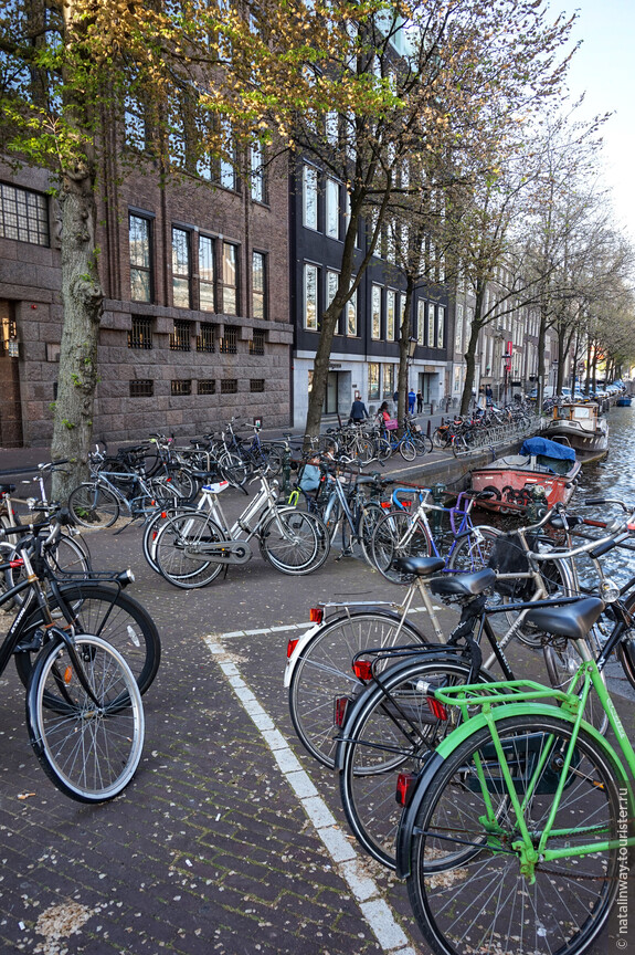 Амстердам — Велосипедная столица мира. Велосипедов здесь больше, чем местных жителей.