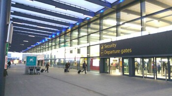 Самолёт с пассажирами врезался в забор в аэропорту Лондона