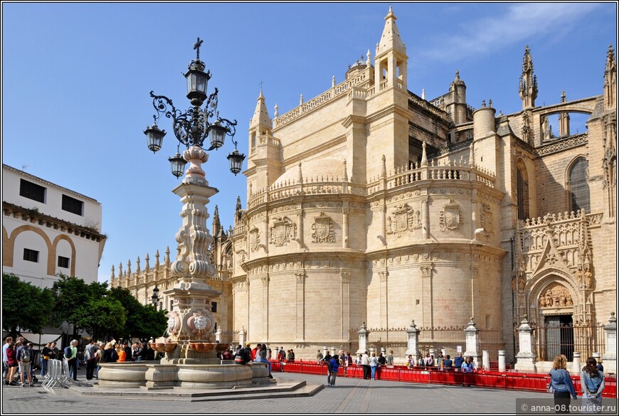 Красным барьером огорожен путь процессий, которые выходят из ворот Puerta de Palos (справа) собора. Мне очень нравится фонтан на этой площади.
