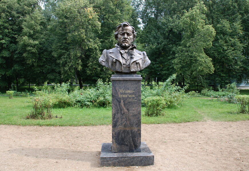 Памятник Глинке в приусадебном саду