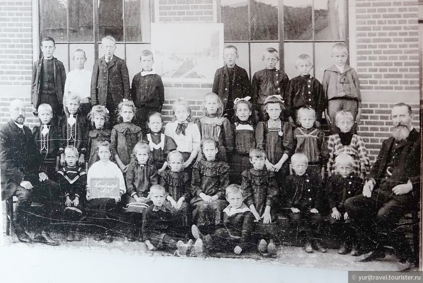 Школьники села Киндердейк. Фото начала 20 века