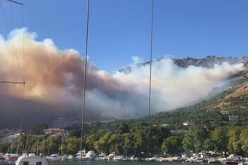 Туристов эвакуируют с охваченного пожаром острова под Стамбулом  