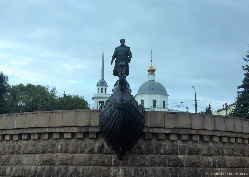 Памятник Афанасию Никитину установлен в 1955 г. в присутствии посла Индии в СССР