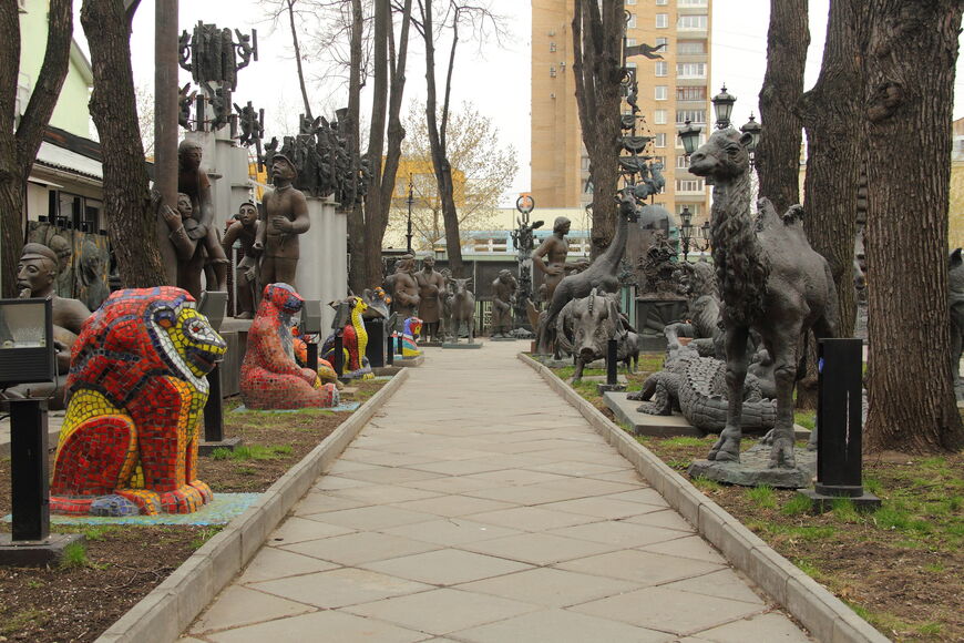 Парк скульптур во внутреннем дворике музея