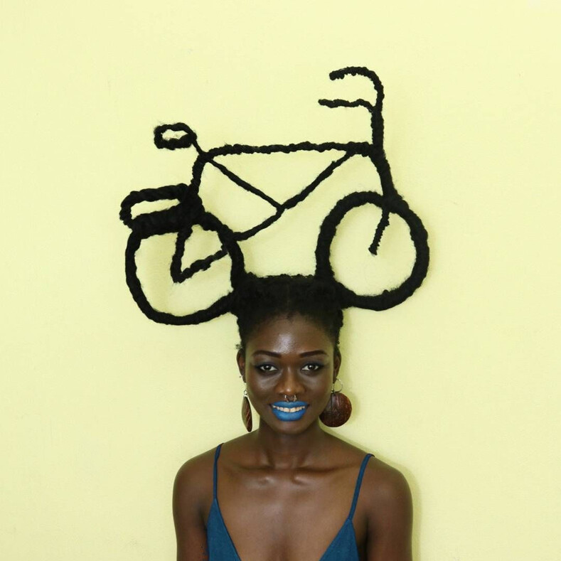 Фото: девушка сделала себе из волос грудь, велосипед и ребенка