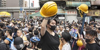 Туристам не рекомендуют посещать центр Гонконга в выходные 