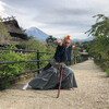 Фольклорная деревня Иящи, но сато с домиками Минка, прекрасными видами горы Фуджи и возможностью сфотографироваться на ее фоне в доспехах самурая, ниндзя или кимоно.