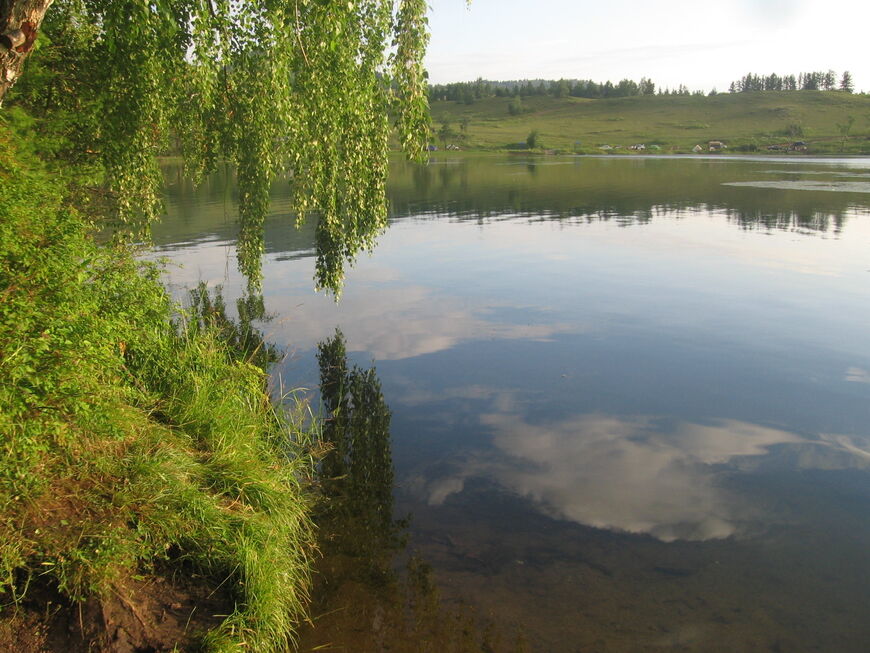 Водная гладь горно-таежного озера