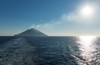 После последнего извержения вулкана остров Стромболи осаждают туристы