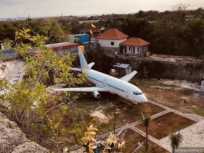 Заброшенный самолет недалеко от пляжа Пандава