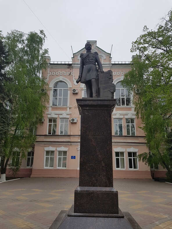 Памятник Александру II (историческое название города Александровск - Грушевский), при котором место получило статус города