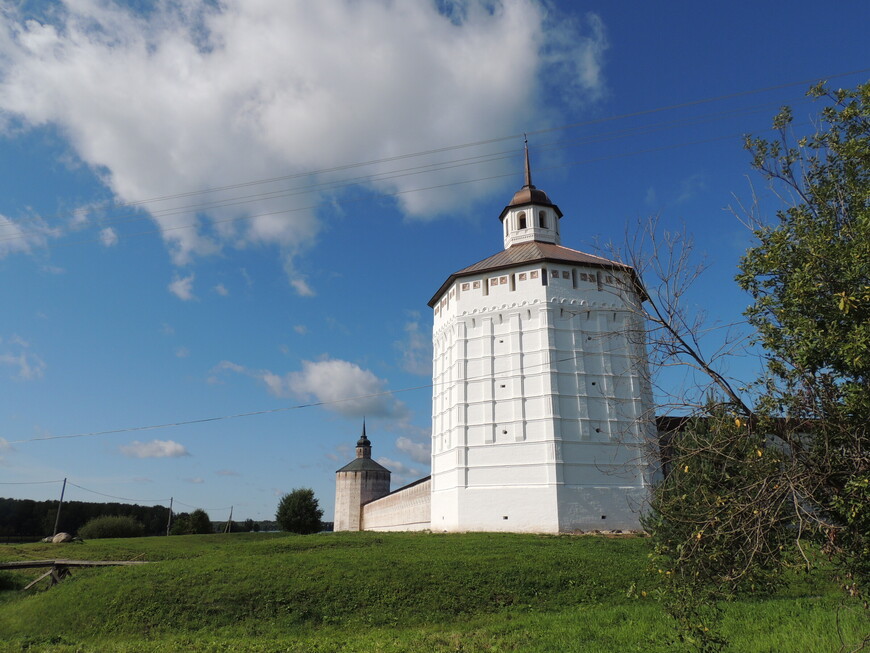 Вологодская (ближе к нам на фото) и Кузнечная башни (17 век). 