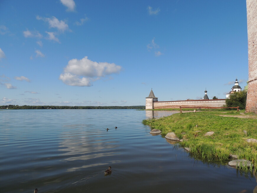 Кирилло-Белозерский монастырь расположен на берегу прекрасного Сиверского озера. 