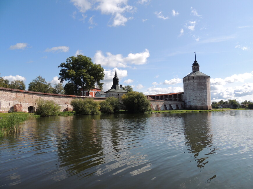 Около монастыря в Сиверском озере можно аккуратно искупаться. 