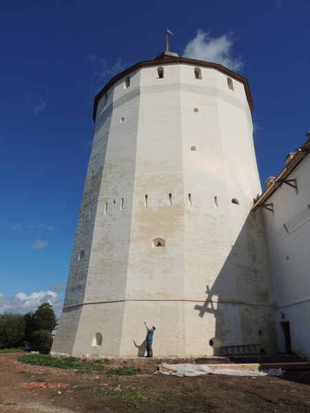 Белозерская (Большая Мереженная) башня 17 века. Вот какая я высокая!