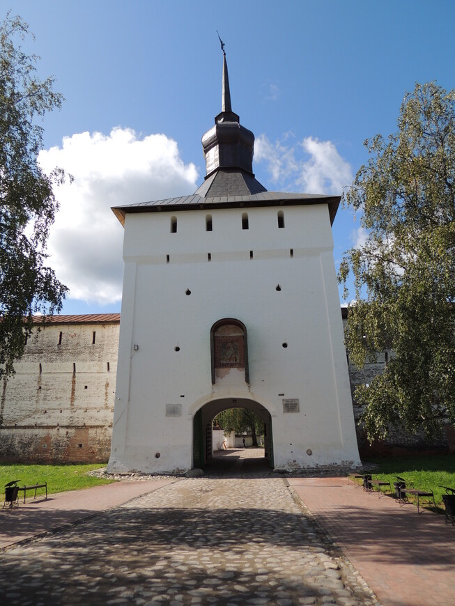 Вход в обитель проходит через ворота Казанской башни 17 века. 