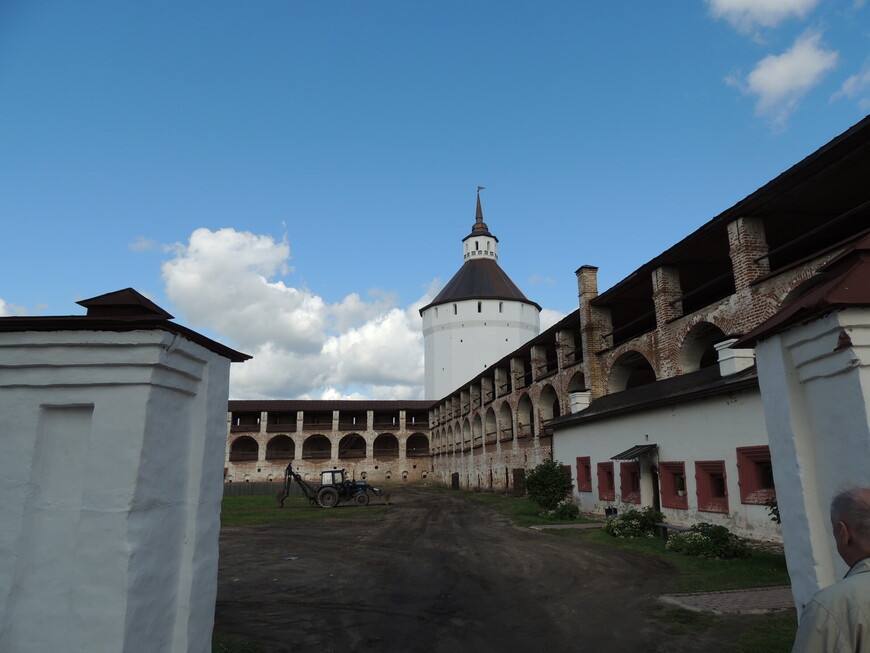 На территории Кирилло-Белозерского монастыря. 