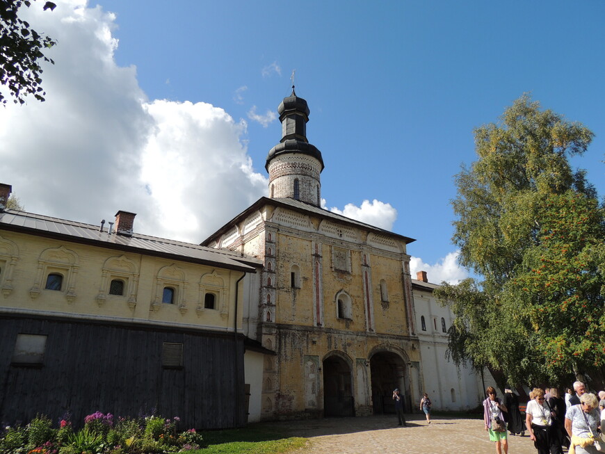 Святые ворота 1523 года с церковью Иоанна Лествичника 1572 года.