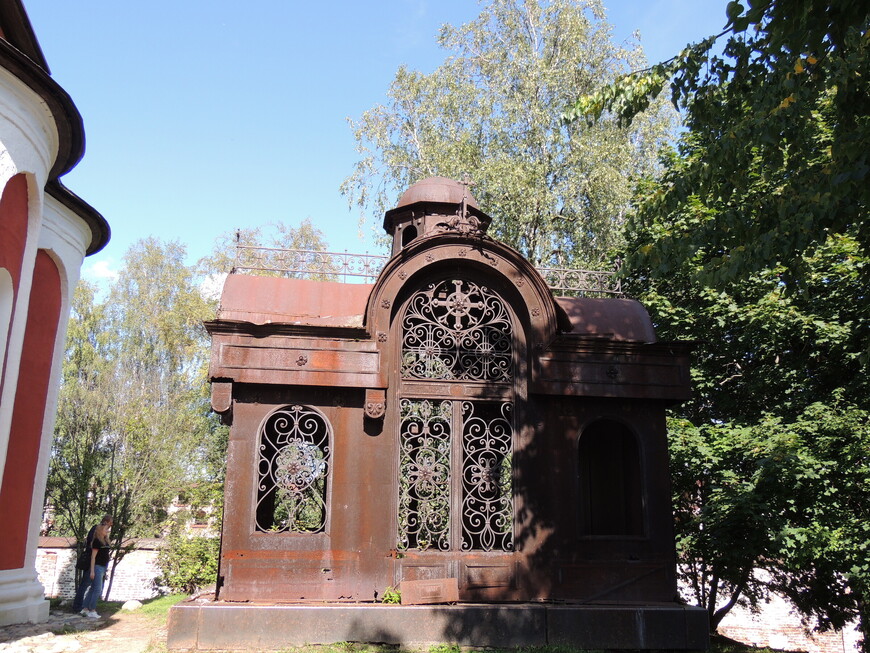 Усыпальница купцов Симоновых построена в 19 веке. Захоронения производились до начала 20 века. Усыпальница находится рядом с церковью Иоанна Предтечи. 