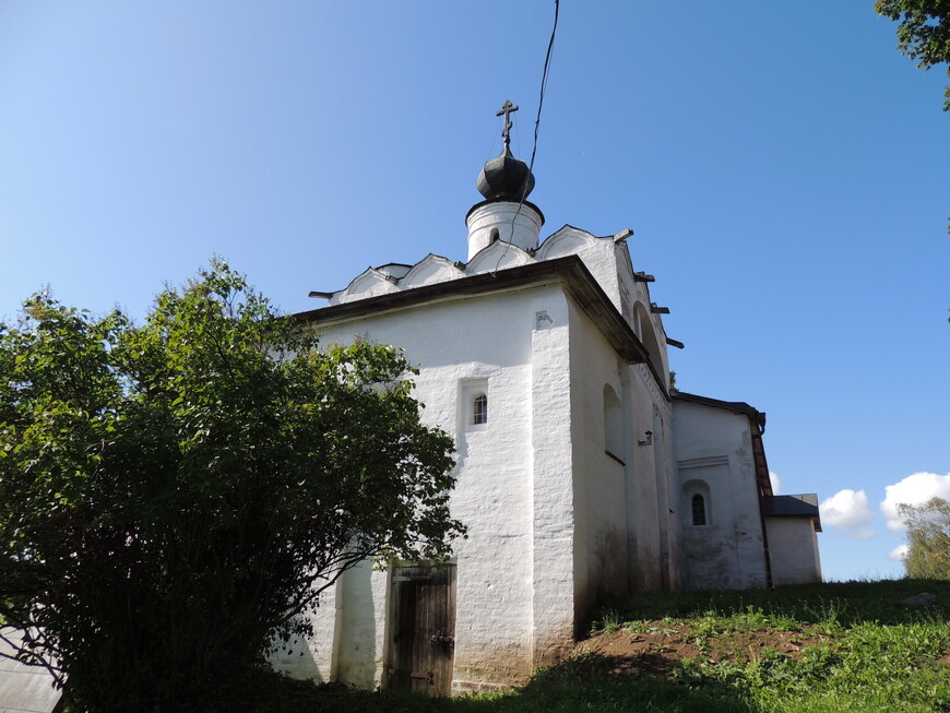 Церковь Сергия Радонежского с трапезной палатой 16 века. 