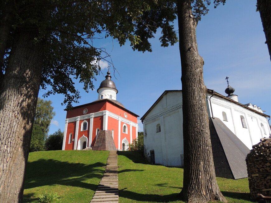 Церковь Иоанна Предтечи 16 века (слева) и Церковь Сергия Радонежского с трапезной палатой тоже 16 века. 