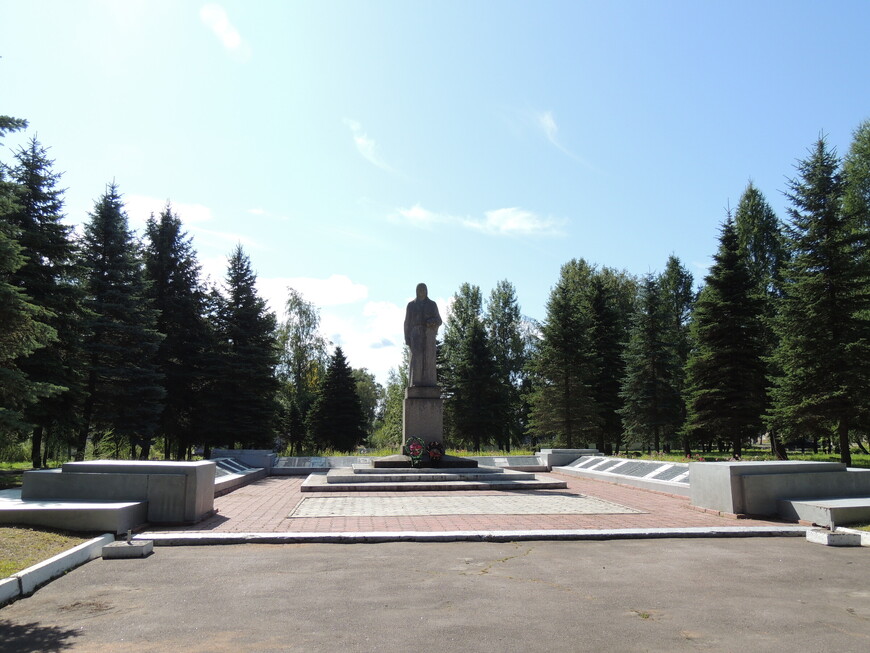 Мемориал Родина-Мать в Кириллове. Находится в парке недалеко от магазина Дикси по улице Гостинодворская, дом 9. 