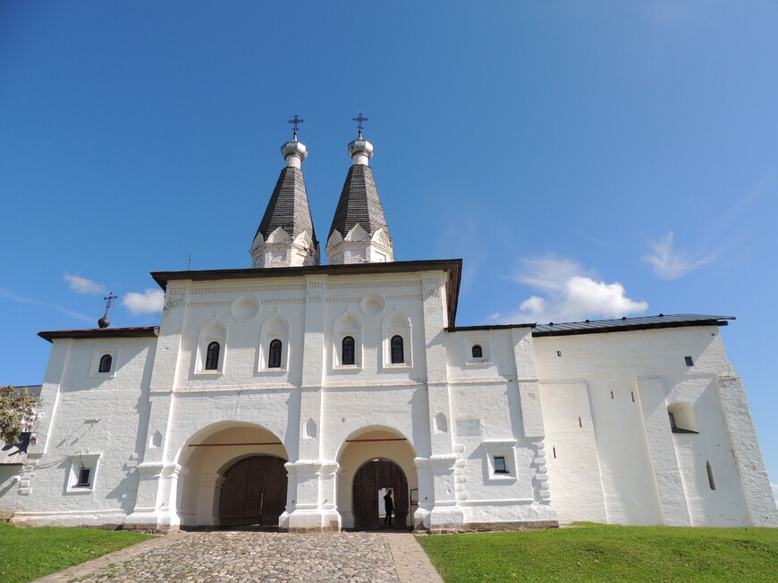 Главные Святые ворота с надвратными церквями Богоявления и преподобного Ферапонта 1650 года. 