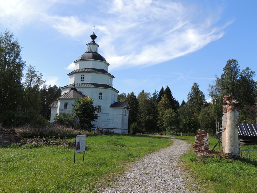 Деревянный храм пророка Илии в Цыпино (1755 год) и то, что осталось от ворот и ограды середины 19 века. 