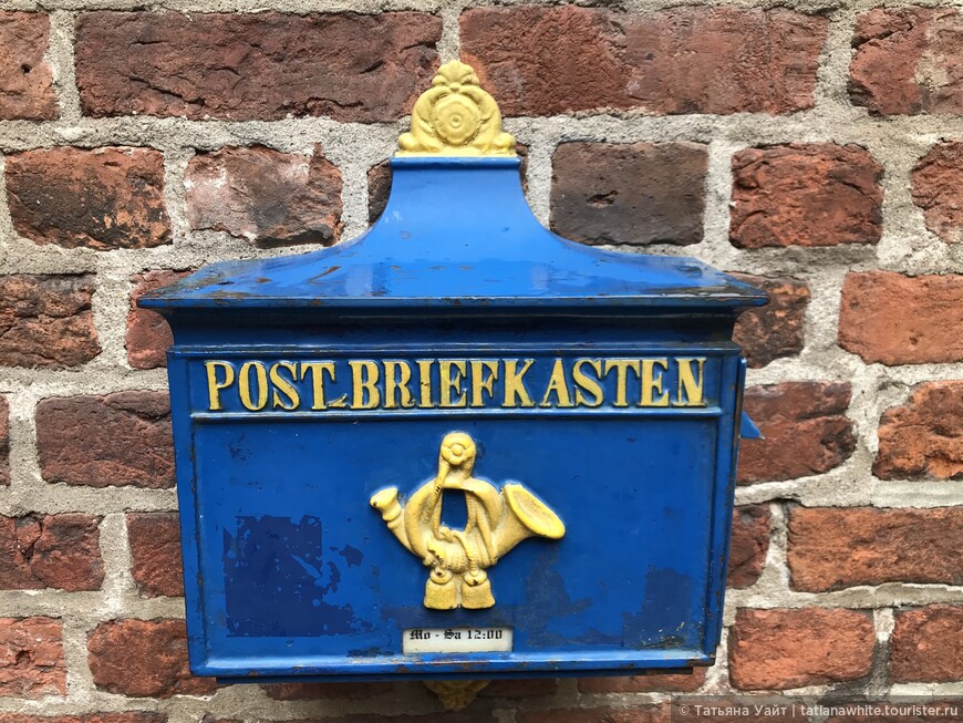 Колоритный, яркий почтовый ящик на здании музея Розелиусхаус.