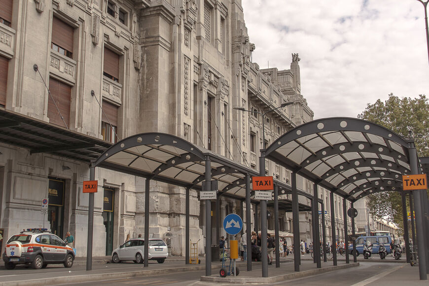 Станция такси у Миланского вокзала