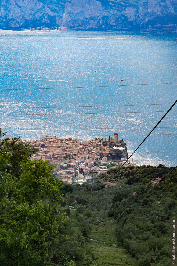 Вид на озеро Гарда и городок Мальчезине