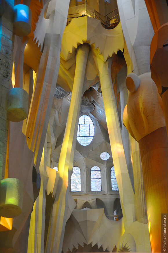 Внутри храма Святого Семейства (Саграда Фамилия). Барселона. Антонио Гауди.