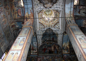 Росписи на стенах были выполнены с мая по август 1600 года в технике фрески московскими мастерами Федором Савиным и Степаном Арефьевым.