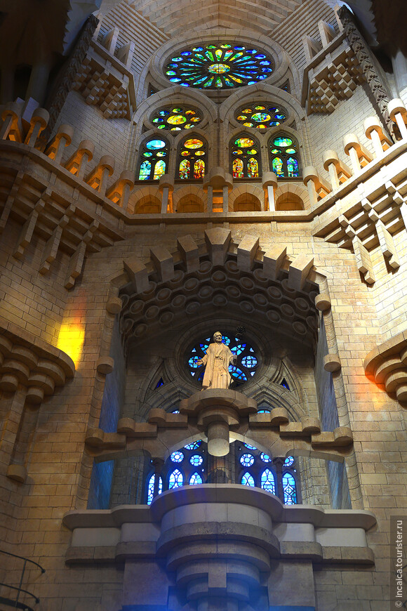 Над главным входом в храм Святого Семейства (Саграда Фамилия). Барселона. Антонио Гауди.