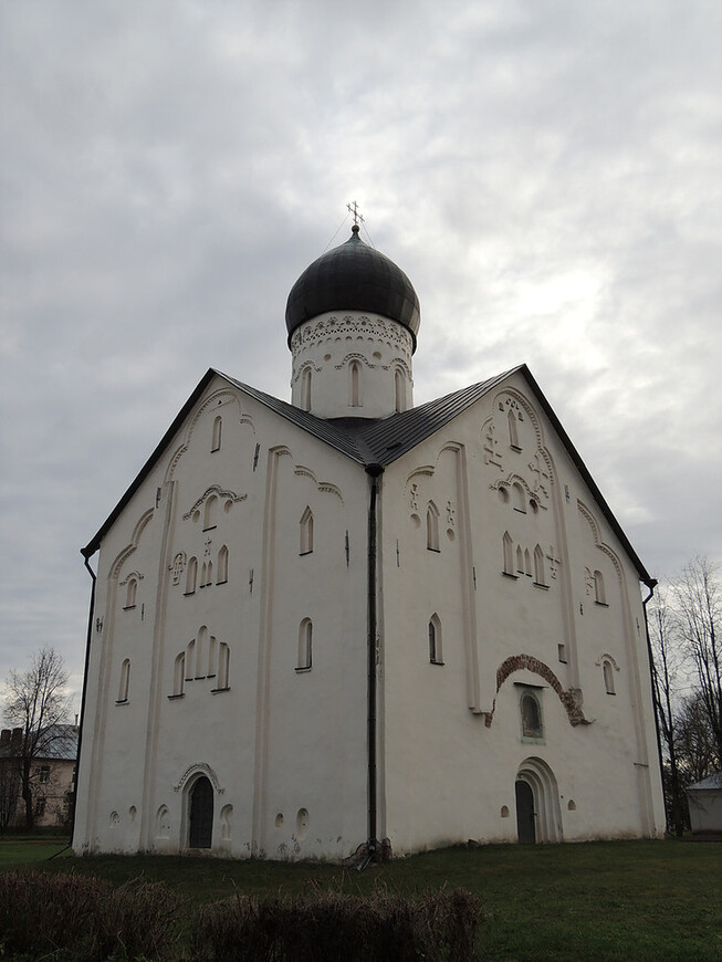 Церковь Спаса-Преображения на Ильине улице.  На фотографии изображена северо-западная сторона храма.