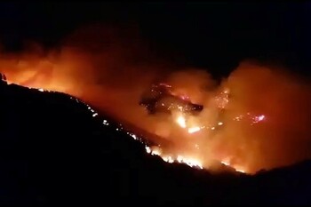 На греческом острове Самос из-за лесных пожаров эвакуированы сотни туристов 