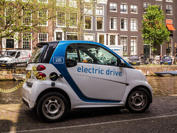 В Амстердам планируют допускать только электромобили