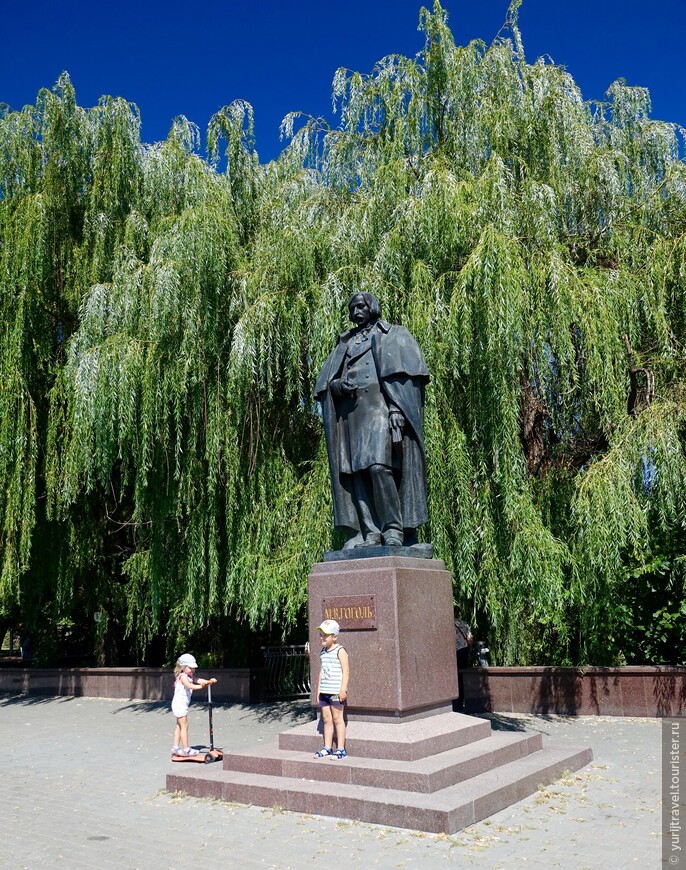 Памятник Н.В. Гоголю