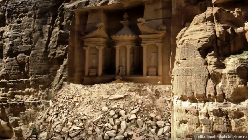 Компьютерное моделирование процесса создания фасада Сокровищницы. Снимок из коллекции National Geographic - History Documentary Nova: Petra, Lost City of Stone. 