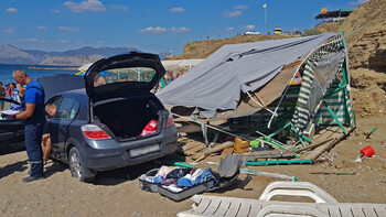 Автомобиль упал с обрыва на пляжную палатку в Крыму
