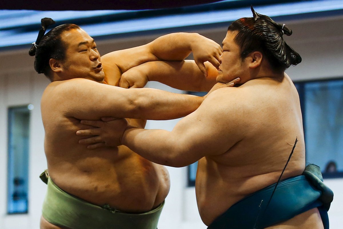 В Японии, стране, где изобрели борьбу сумо, незаконно быть толстым. 