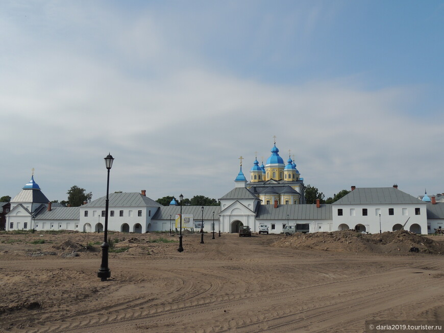 Коневский Рождество-Богородичный мужской монастырь. На территории ведётся большая реконструкция. 