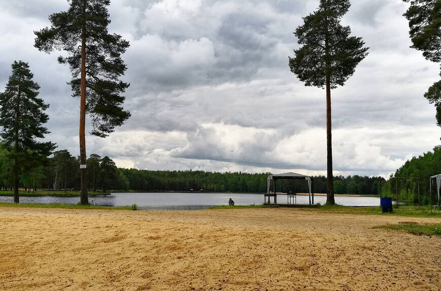 Пляж на Коркинском озере пустует только в плохую погоду